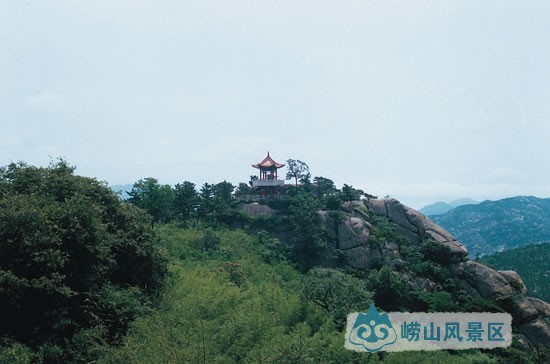 华楼宫又名万寿宫。位于崂山区北宅镇蓝家庄西华楼山之阳。创建于元代泰定二年(1325年)。该宫又于明代天顺年间重修,东为老君殿,中为玉皇殿,西为关帝殿。“文化大革命”初期,宫内之神像、供器、经卷、文物、庙碑全部被捣毁焚烧,房屋由崂山林场使用。该宫现为青岛市文物保护单位。