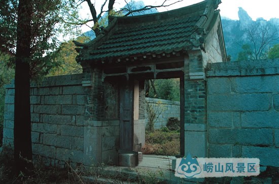 【关帝庙】 关帝庙位于仰口湾西南,在上苑山东南猪头峰下,是一处景色清丽的道院。崂山地区自清初就习惯把关帝庙与土地庙并排而建,至清末遍及山区各村,而主祀关羽的道院,在崂山仅此一处。 关帝庙奉全真道华山派。据明嘉靖年间重修碑载,关帝庙本系太平宫之下院(另一下院为东华宫),清光绪十二年(1886年)从太平宫分出,1929年由道士刘太清、贾太成主持重修,始具规模。重修后有大殿3间、道舍26间,为二进式院落。进山门为前院,有中殿3间,穿堂,两旁彩塑关平、周仓立像,高2米多,殿两旁各建倒房4间。后院为四合院,